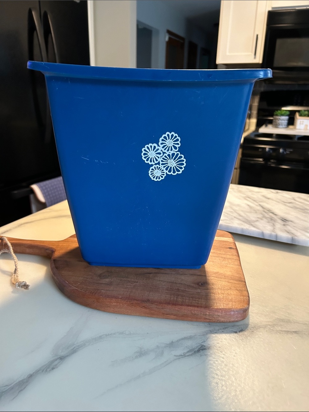 Vintage MCM 1970’s Rubbermaid Blue Wastebasket model 2952 features White daisies